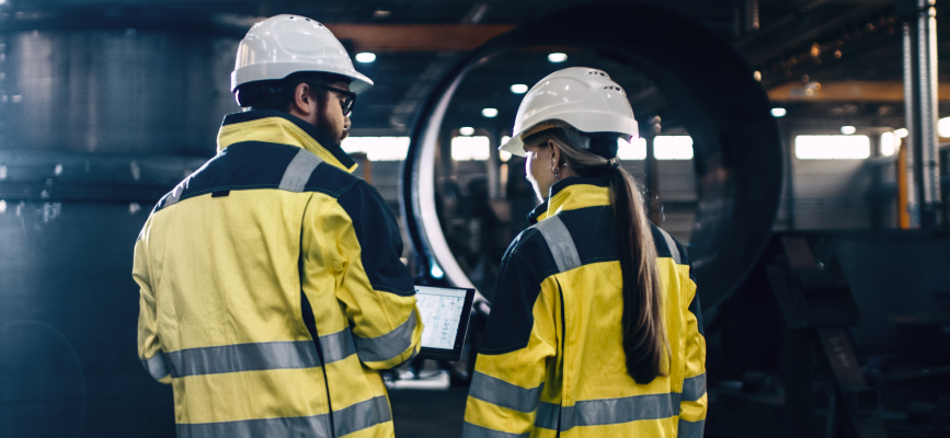 Two consultants in front of a turbine.